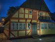 altes Haus bei Nachtlicht